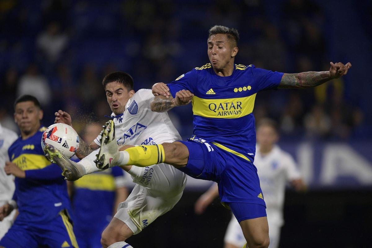 Fotos de Agustn Almendra, volante do Boca Juniors, de 22 anos, que est na mira do Cruzeiro para 2023. Vnculo dele na Argentina vai at junho do prximo ano, o que permite firmar pr-contrato a partir de janeiro com qualquer clube