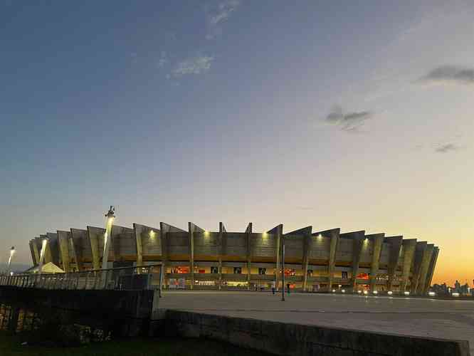 Atleticanos invadiram o Mineiro no jogo contra o Grmio e bateram recorde de pblico no Brasileiro; veja fotos do entorno do estdio antes da partida