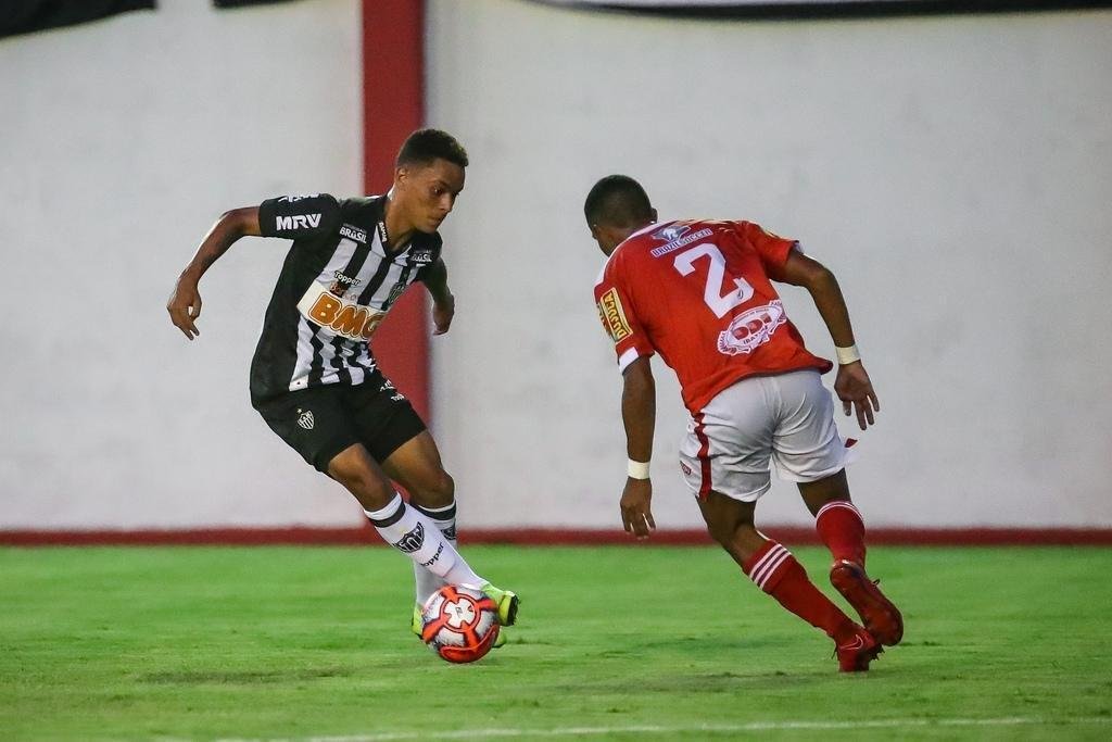 Veja imagens do jogo entre Tombense e Atltico