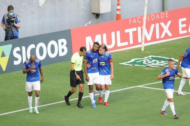 Cruzeiro goleou URT por 3 a 0 no Independncia com gols de Thiago, Machado e Edu em sua estreia no Mineiro. Ronaldo, dono da SAF, assistiu  partida no Horto. Duelo marcou estreia do tcnico uruguaio Paulo Pezzolano