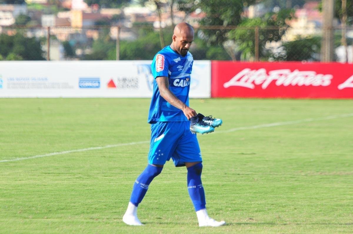 Sem Thiago Neves, que est com desgaste na panturrilha, Mano Menezes escalou o time titular do Cruzeiro no coletivo com Fbio; Lucas Romero, Leo, Murilo e Egdio; Henrique e Ariel Cabral; Robinho, Arrascaeta e Rafinha; Fred. Os reservas atuaram com Rafael; Arthur, Digo, Manoel e Marcelo Hermes; Lucas Silva, Nonoca e Bruno Silva; Rafael Marques, Rafael Sobis e Judivan