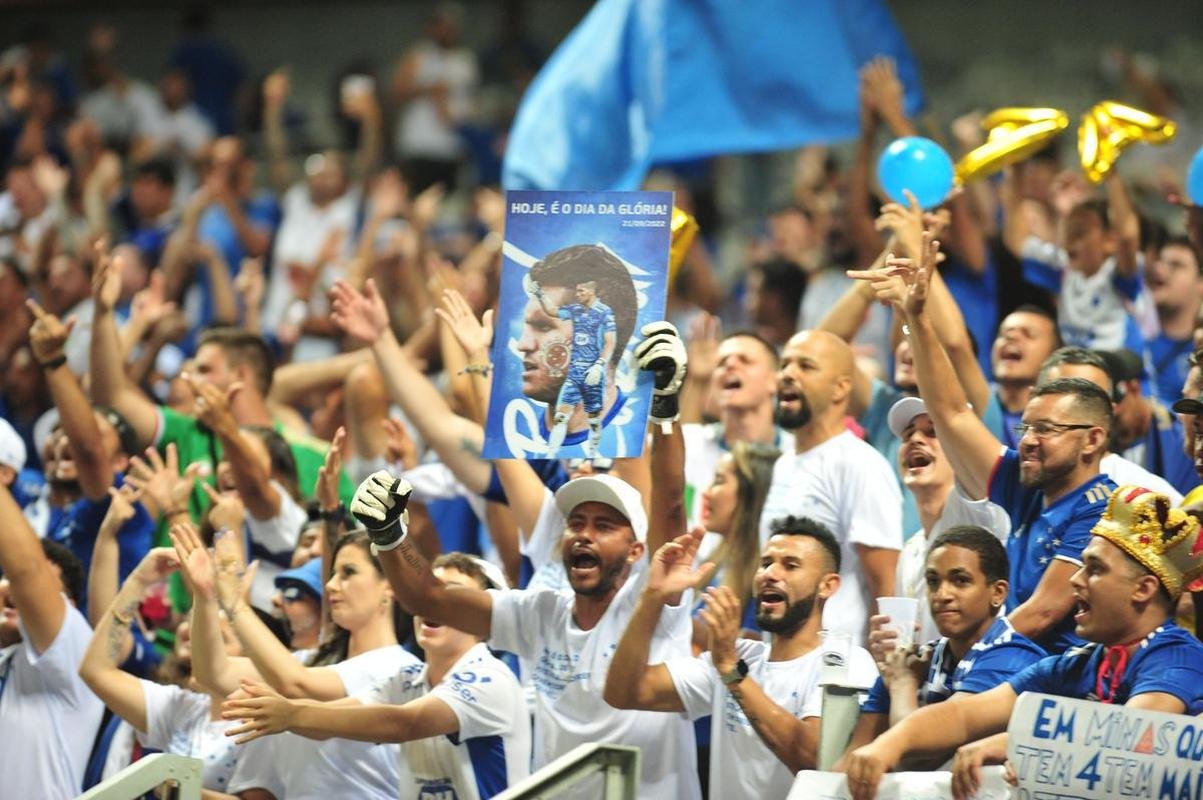 Festa da torcida do Cruzeiro no Mineiro diante do Vasco pela Srie B