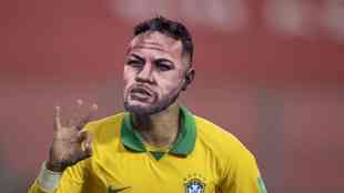 Richarlison homenageia Neymar e Ronaldo, mas tatuagens viram meme 