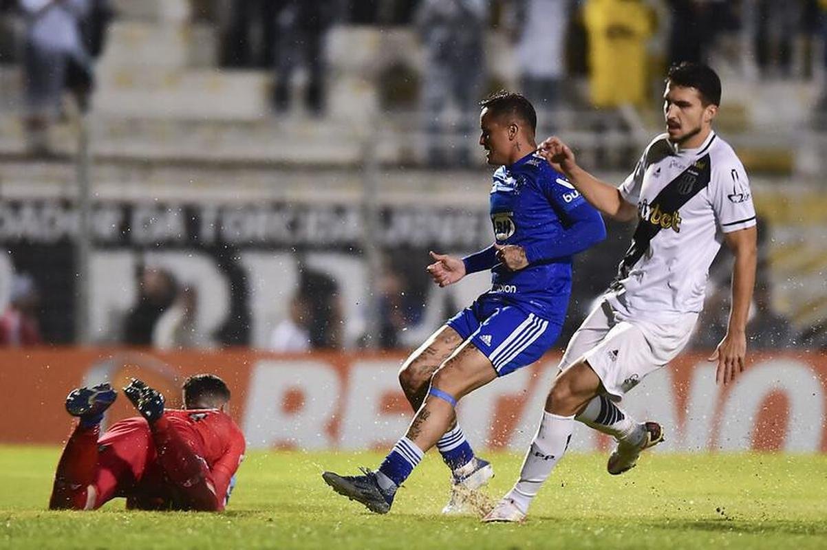 Ponte Preta x Cruzeiro: veja as fotos do jogo no Moiss Lucarelli, em Campinas, pela 32 rodada da Srie B do Campeonato Brasileiro