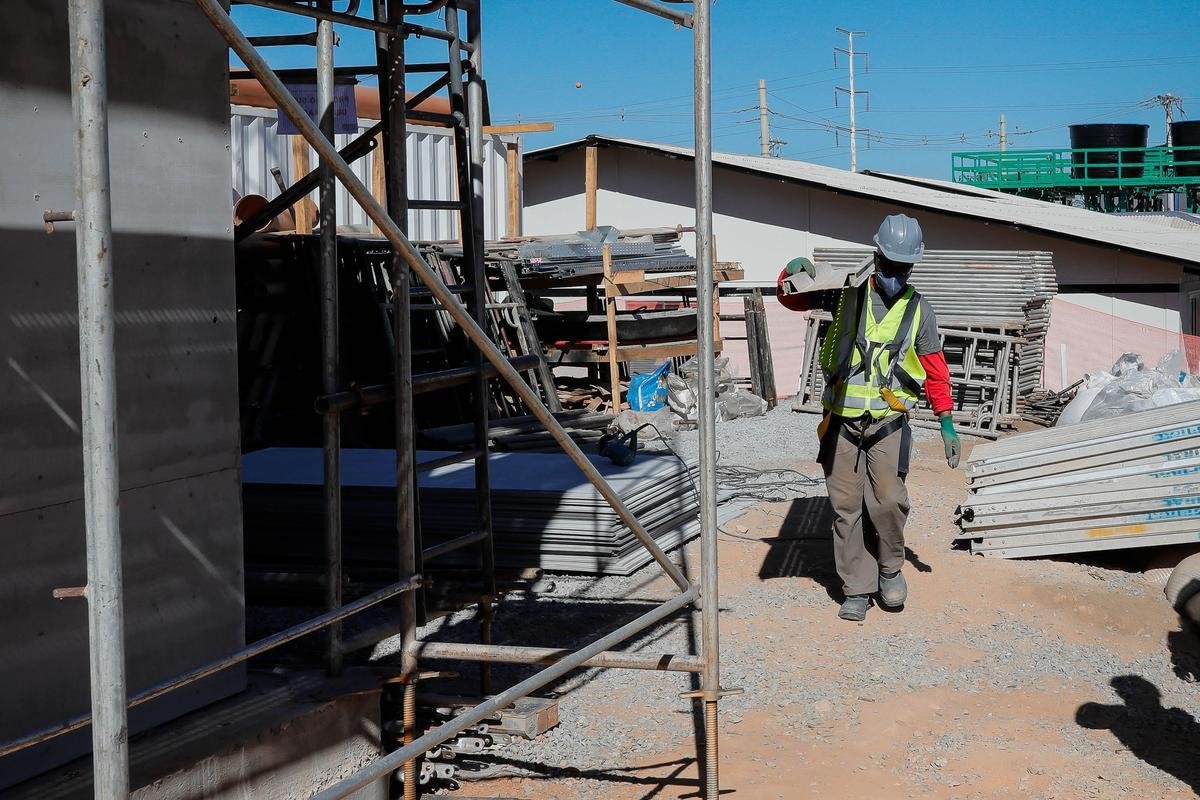 Ideia  mostrar a realidade das obras de construo do estdio do Galo
