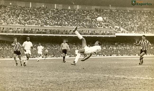 17/09/1968 - O zagueiro Procpio, do Cruzeiro, num lance do jogo contra o Atltico, no Mineiro
