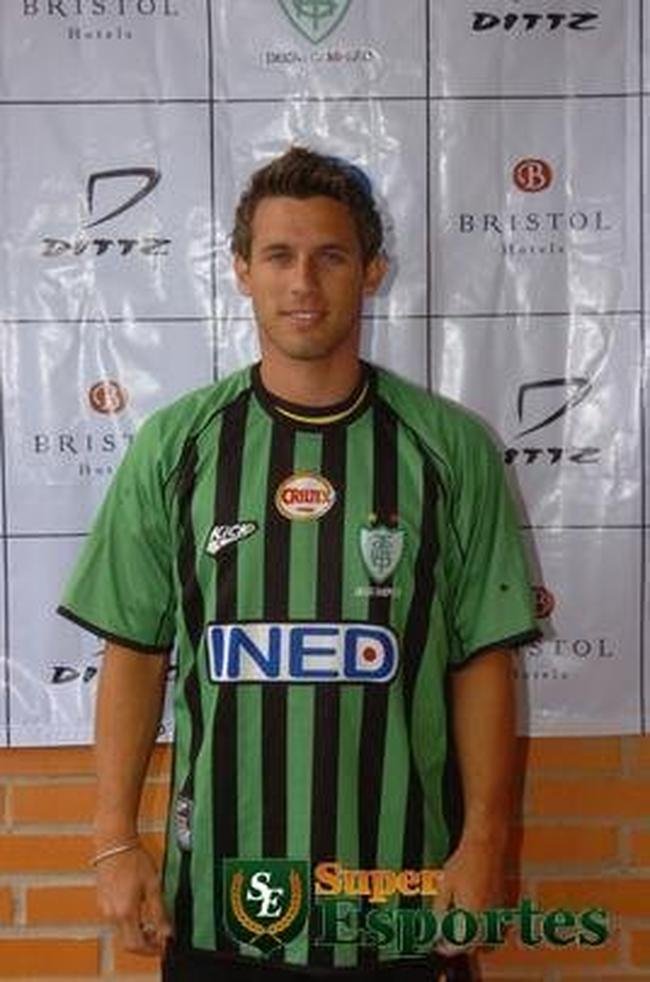 Juari com um dos modelos de uniforme de 2007