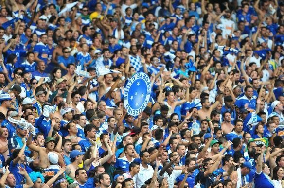 Torcida do Cruzeiro compareceu em grande nmero ao Mineiro e fez muita festa