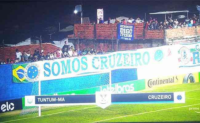Torcedores acompanharam Tuntum x Cruzeiro no muro do estádio