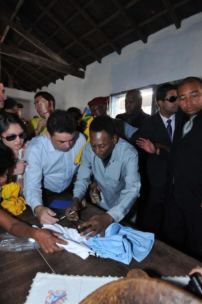 Em 2012, Pel visitou a casa onde viveu em Trs Coraes, chamada de Casa Pel. Na ida  cidade natal, o Rei do futebol e seu pai, Dondinho, foram homenageados tambm no Parque Joo Ramos do Nascimento (Parque Dondinho). Evento marcou as comemoraes dos 128 da cidade