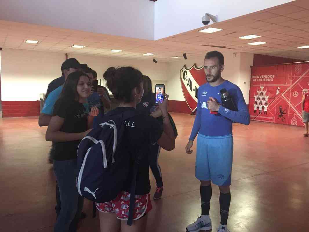 Jogadores do Cruzeiro receberam carinho da torcida argentina (Tiago Mattar/Superesportes)