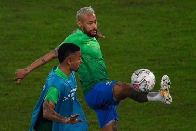 Brasil e Colmbia se enfrentaram no Estdio Nilton Santos, pelo Grupo B da Copa Amrica 