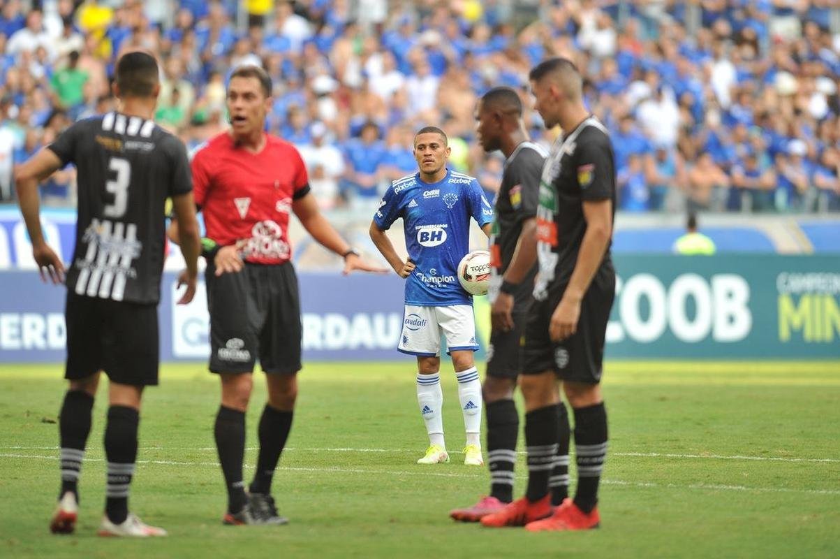 Fotos do gol de Joo Paulo, do Cruzeiro, sobre o Athletic, pela semifinal do Campeonato Mineiro; meia marcou em cobrana de pnalti