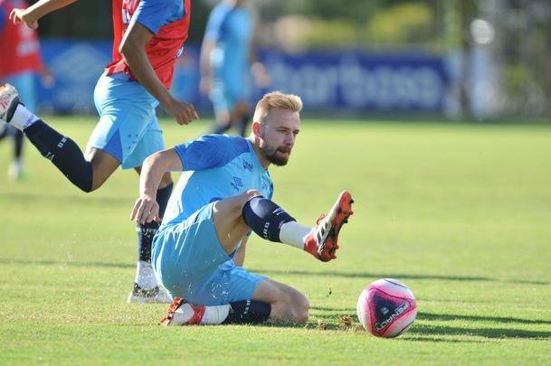 Cruzeiro se reapresentou aps estreia na Copa Libertadores e iniciou sua preparao para o clssico de domingo, s 11h, no Independncia, contra o Atltico, pela nona rodada do Mineiro. As novidades foram as presenas do atacante Sass e do zagueiro Cac, da base. Fred foi vetado devido a um estiramento na panturrilha direita. 