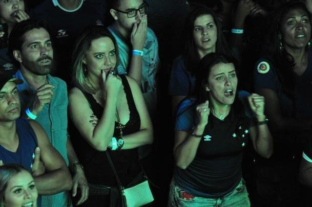 Torcedores do Cruzeiro acompanham final da Copa do Brasil no Mercado Distrital do Cruzeiro, em Belo Horizonte