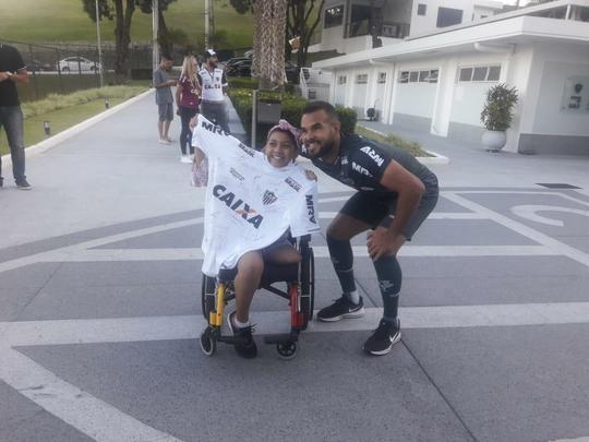 Volante José Welison presentou Sophia com uma camisa do Atlético