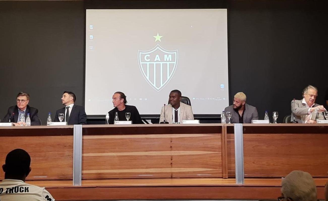 Nesta segunda-feira (6), o diretor de futebol Rodrigo Caetano, o tcnico Cuca e o atacante Hulk, do Atltico, receberam ttulos de cidados honorrios de Belo Horizonte. A iniciativa congratula os alvinegros pelo desempenho esportivo em 2021, com o ttulo do Campeonato Brasileiro.