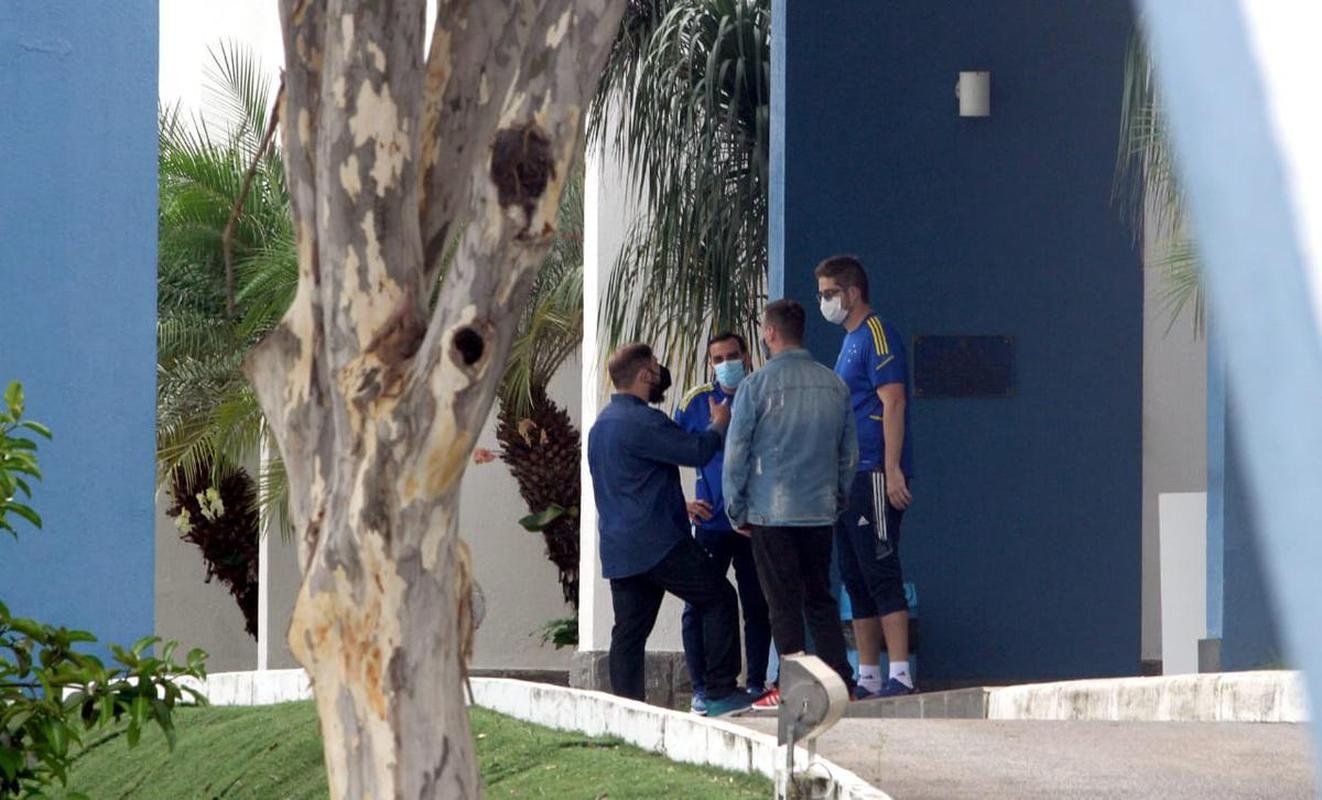 Comisso do Cruzeiro conversando em dia de reapresentao do elenco na Toca da Raposa II