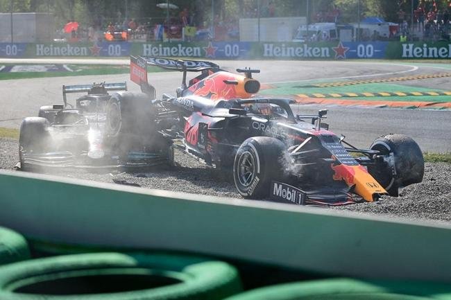 Max Verstappen e Lewis Hamilton se envolveram em batida impressionante no GP da Itlia de Frmula 1