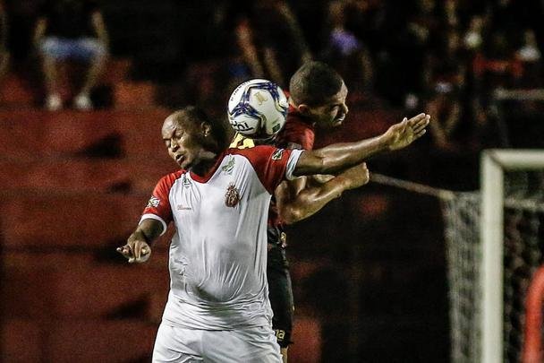 O Sport abriu o placar no primeiro tempo com Elton, escolhido pelo técnico Guto Ferreira como titular para a partida.