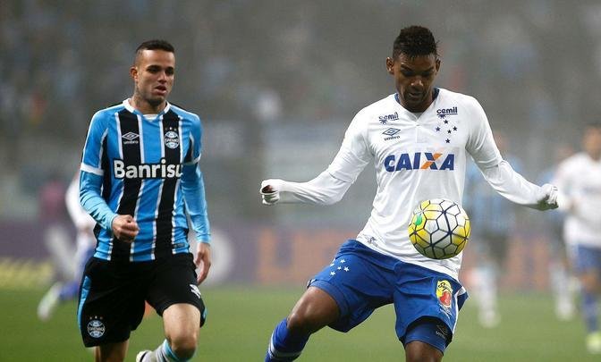 Sob forte neblina em Porto Alegre, Cruzeiro  batido pelo Grmio e vai para lanterna do Brasileiro