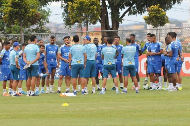 Adilson Batista em ao em seu primeiro treino  frente do Cruzeiro