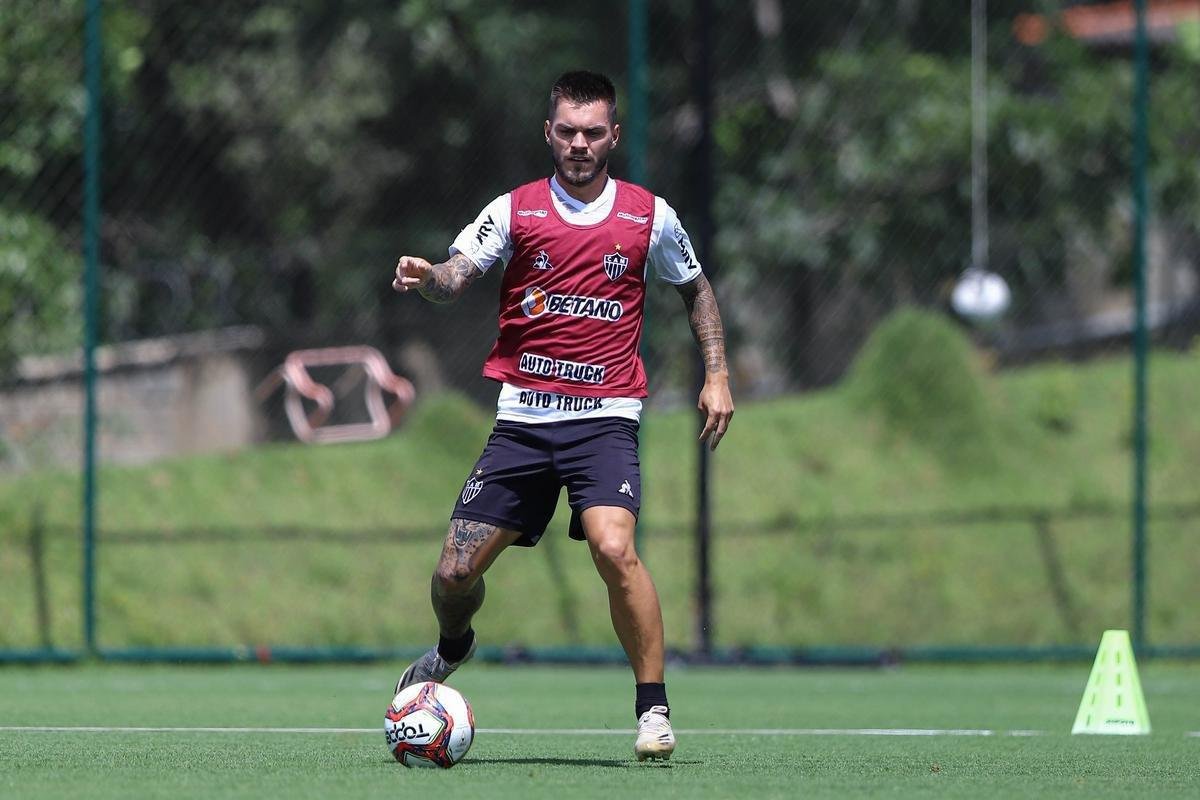 Treino do Atlético em campo. Jogadores fizeram atividade pela manhã no gramado. No período da tarde, trabalho foi na academia