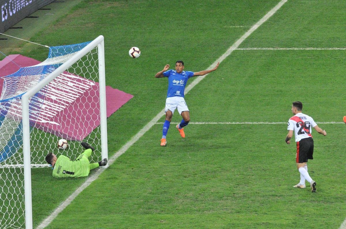 Aos 15min do primeiro tempo, Pedro Rocha chutou  queima-roupa, Armani desviou e a bola bateu no travesso do River Plate. Essa foi a primeira grande chance do Cruzeiro no duelo pela Libertadores