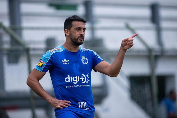 Jogadores do Cruzeiro treinaram nesta terça-feira nas Laranjeiras, estádio do Fluminense, no Rio de Janeiro. Adilson Batista pode promover entradas de Ezequiel e Fred ao time diante do Grêmio, na quinta-feira.