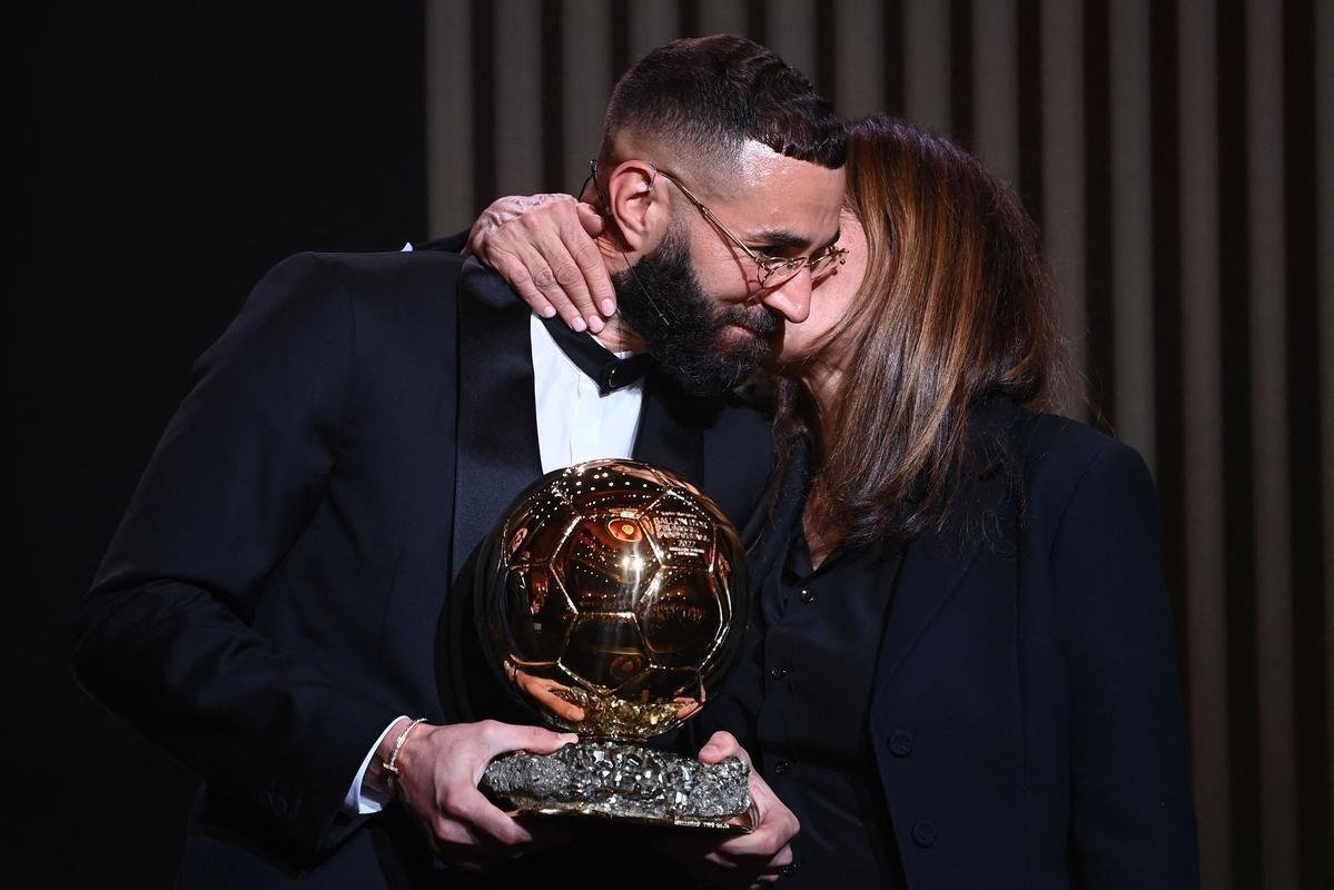 Karim Benzema recebe prmio Bola de Ouro, da Revista France Football, como melhor do mundo na temporada 2021/22. 