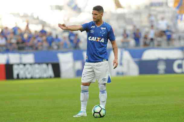 Detalhes do novo uniforme do Cruzeiro, lanado neste domingo (25), e imagens do duelo contra Coritiba