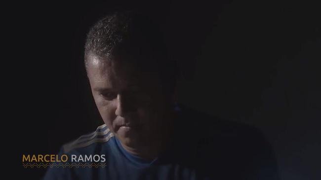 dolos exibiram detalhes da nova camisa do Cruzeiro, em homenagem ao centenrio celeste. Na foto, o ex-atacante Marcelo Ramos.