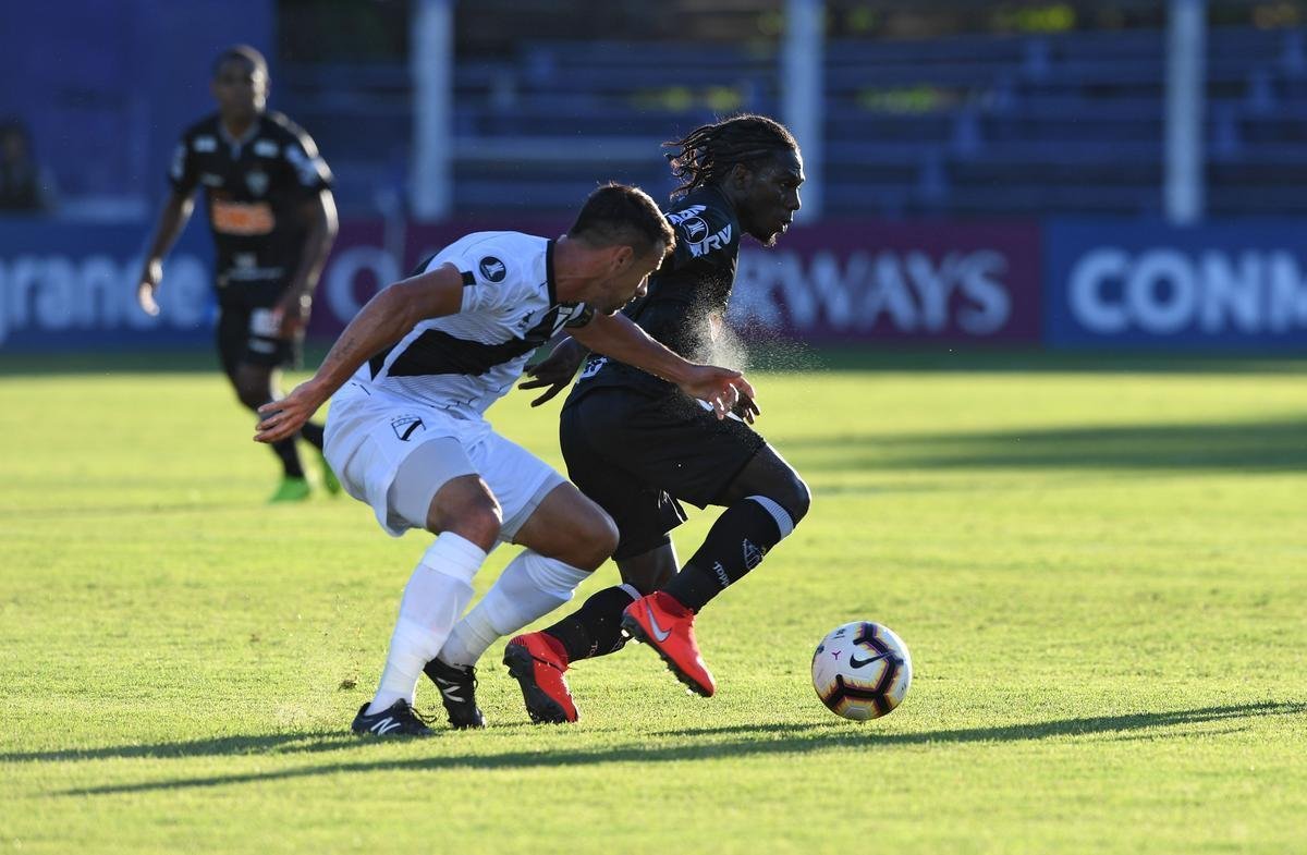 Lances do segundo tempo do duelo entre Danubio e Atltico, em Montevidu, pela Libertadores