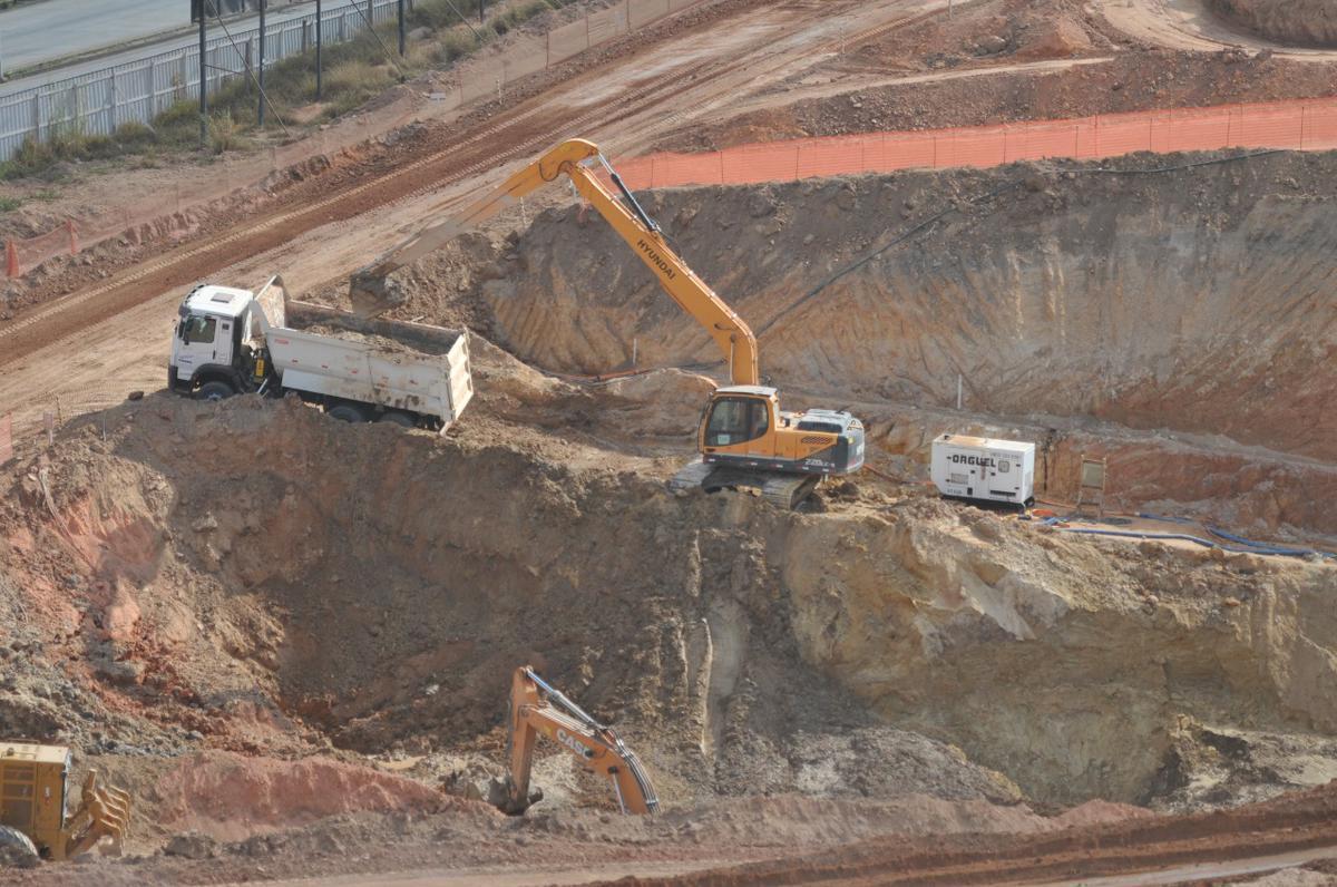 28/07/2020 - Obra de construção da Arena MRV, do Atlético, chegou a cem dias nesta terça-feira, 28 de julho. Paisagem já mudou bastante no bairro Califórnia, em Belo Horizonte. Com trabalho intenso de tratores e caminhões na fase de terraplanagem, há poeira por todo lado no terreiro do Galo. (Alexandre Guzanshe/EM/D. A Press)