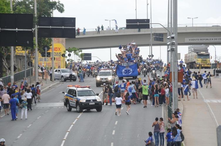 Depois de vencer o Vitria por 3 a 1 no Barrado, em Salvador, na noite de 13 de novembro de 2013, e confirmar o tricampeonato brasileiro, o Cruzeiro desembarcou em Confins numa quinta-feira e foi recebido por milhares de pessoas nas ruas de Belo Horizonte. O elenco desfilou em carro pela Avenida Antnio Carlos, pela Avenida Afonso Pena, no Centro, e foi em direo  sede do Barro Preto. Esta, sem dvida, foi a festa que envolveu o maior nmero de pessoas na capital mineira.