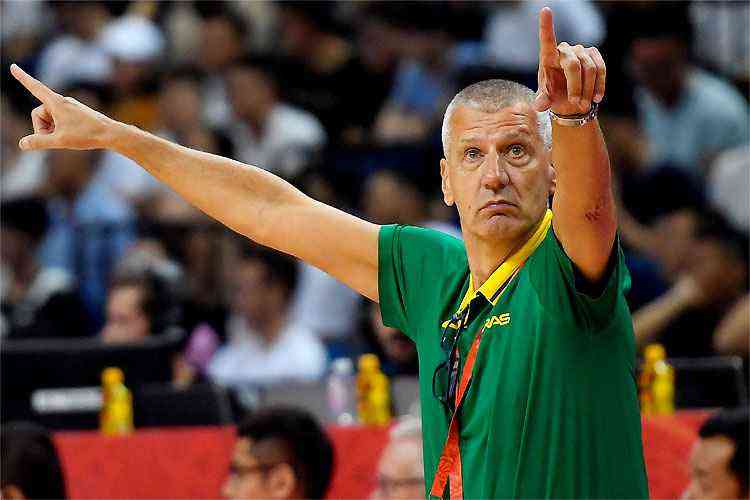 Com Varejão, novo treinador convoca seleção masculina de basquete