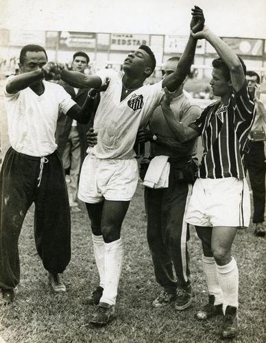 11/12/1960 - Pelé deixa o gramado contundido, em lance do jogo entre São Paulo e Santos, pelo Campeonato Paulista, realizado no Morumbi. O São Paulo venceu por 2 a 1.