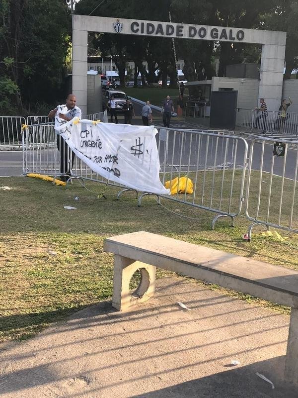 Torcedores do Atltico fazem protesto na Cidade do Galo