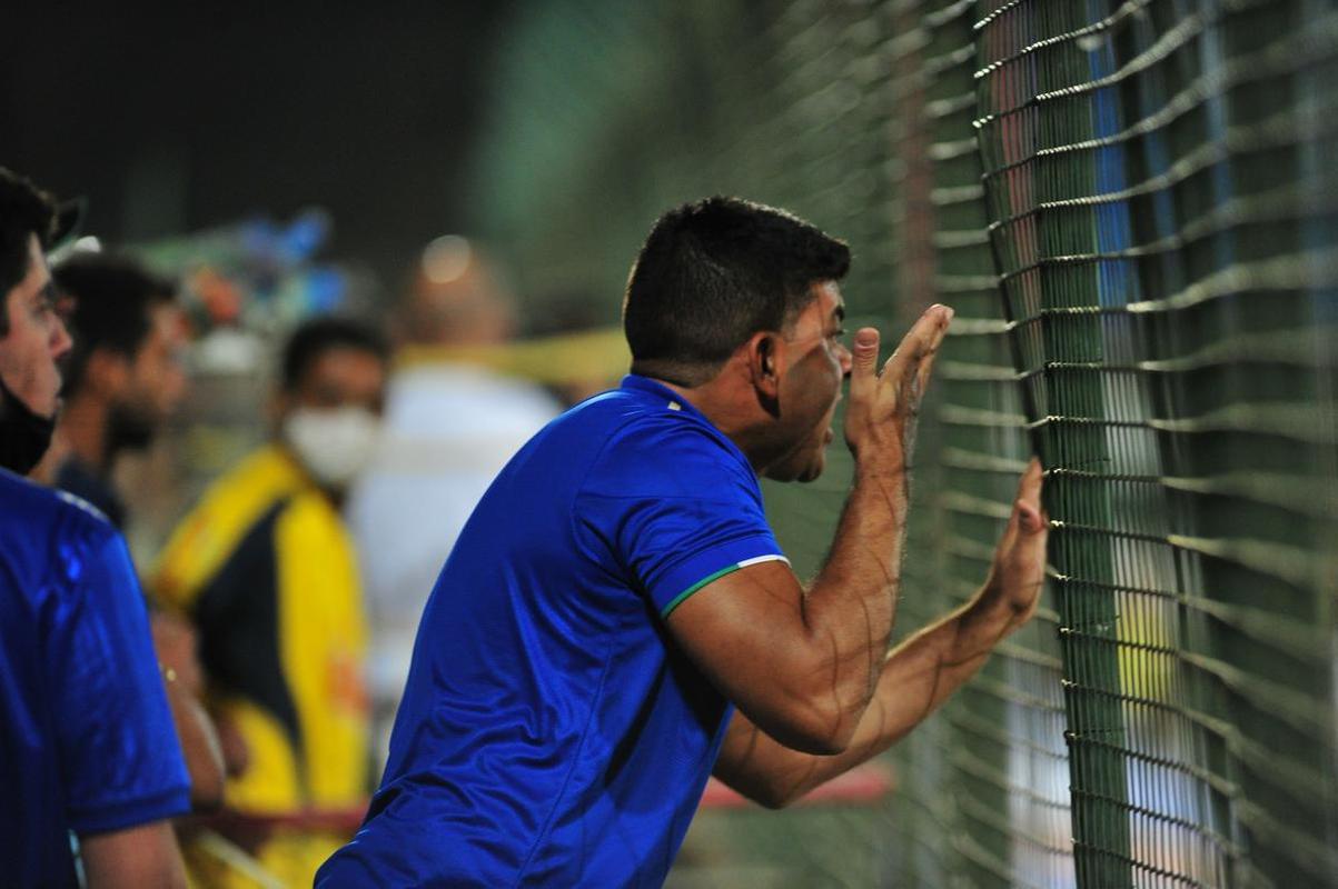 Torcida do Cruzeiro vai da euforia  decepo na Arena do Jacar no empate por 1 a 1 com o Operrio. Time azul saiu na frente, com gol de Claudinho. Depois, Paulo Srgio empatou, de pnalti, para os paranaenses. No fim, o gol da vitria, de Marcelo Moreno, foi anulado pelo VAR.