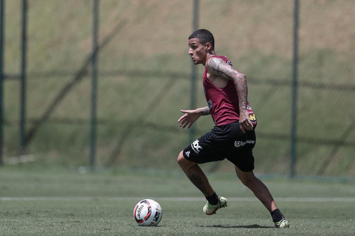 Com seriedade, mas tambm descontrao, o Atltico treinou sob sol forte na manh desta sexta-feira (21), na Cidade do Galo, em Vespasiano. Este foi o quinto dia de pr-temporada para o clube mineiro em 2022, sob o comando do tcnico argentino Antonio 'El Turco' Mohamed. Novas baixas, o volante Allan e o atacante Keno testaram positivo para COVID-19 e no participaram das atividades (ambos cumprem perodo de sete dias de isolamento social).