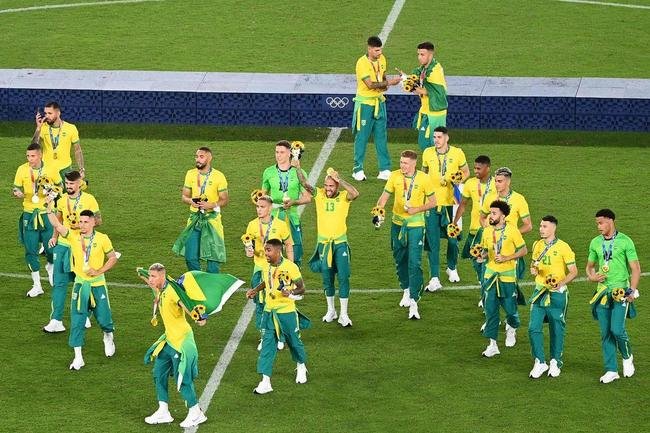 Jogadores da Sele��o Brasileira recebem a medalha de ouro pela conquista ol�mpica no futebol