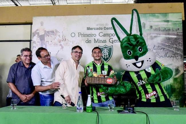 O meia argentino Emmanuel Martinez foi apresentado pelo Am�rica nesta ter�a-feira (16/8), em evento realizado no Mercado Central, em Belo Horizonte. 