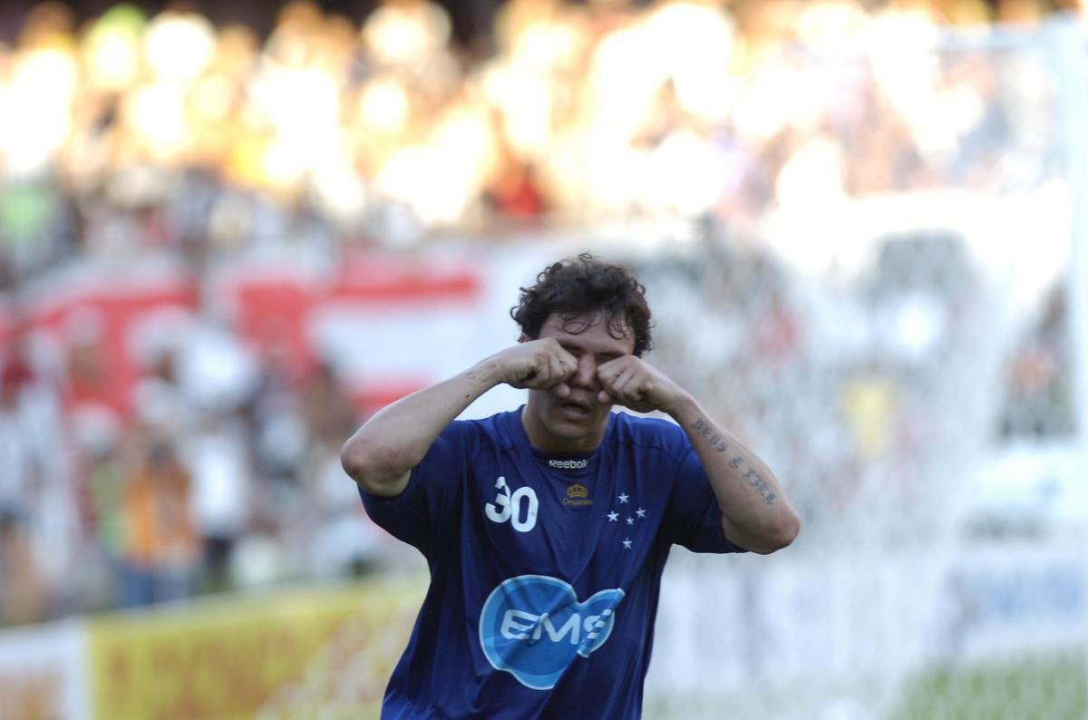 Em 2009, o Cruzeiro goleou o Atltico por 5 a 0 no jogo de ida da final do Campeonato Mineiro, com comemorao polmica de Kleber. A Raposa foi campe naquele ano. 