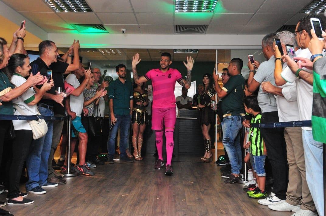 Coleção de uniformes do América da temporada 2019. Clube adotou marca própria, a Sparta. Por isso, desfile na loja do clube, no shopping Boulevard, em BH, foi ao estilo espartano