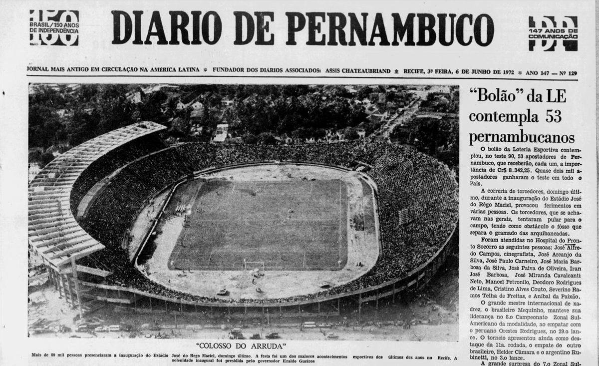A inauguração oficial aconteceria no dia 4 de junho de 1972, com a partida entre Santa Cruz e Flamengo, empate em 0 a 0, para mais de 62 mil pessoas, com registros informais de até mais de 80 espectadores. Na foto, a capa do Diario de Pernambuco após a partida.