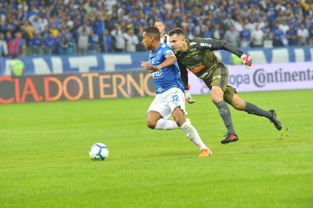 Aps bela jogada de Pedro Rocha, Thiago Neves marcou para o Cruzeiro