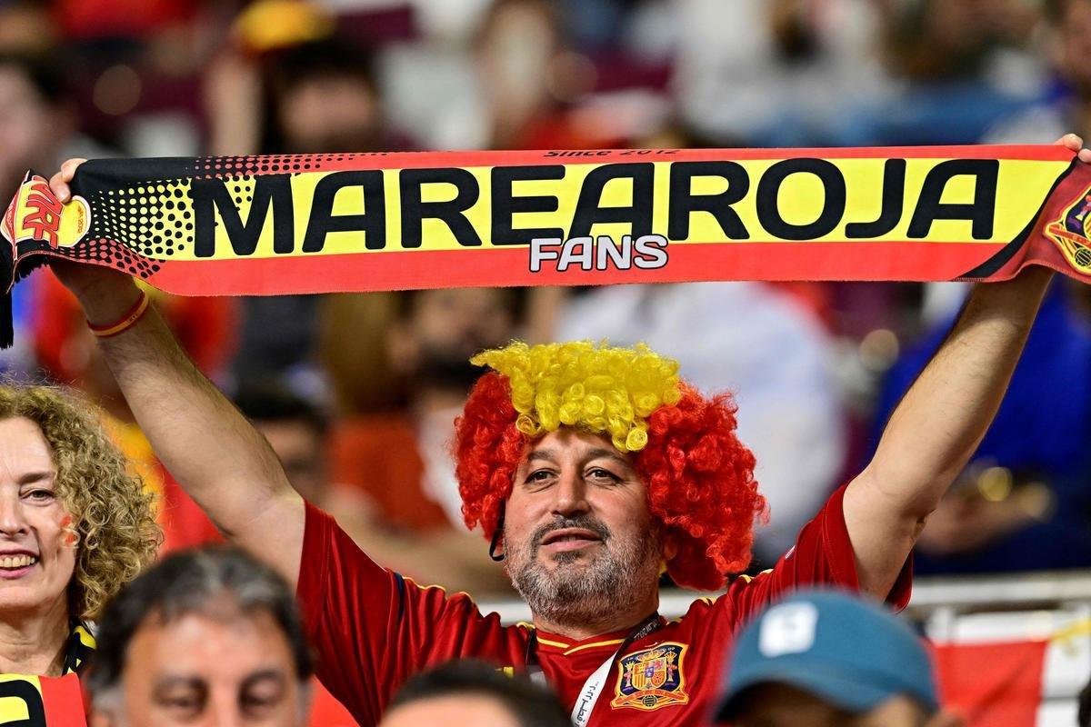 Japoneses e espanhis na partida pelo Grupo E da Copa do Mundo, no Estdio Internacional Khalifa, em Doga