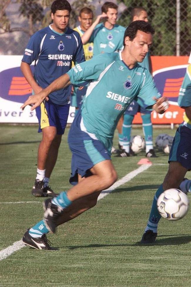 Fernando Diniz foi contratado como jogador pelo Cruzeiro em agosto de 2004. O ex-meia teve uma curta passagem pela equipe celeste, com apenas oito partidas, sem balanar as redes