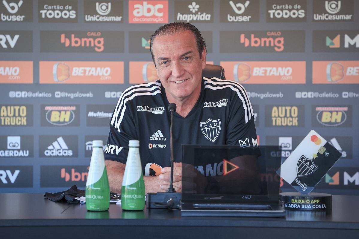 Nesta tera-feira (26), Cuca foi apresentado como treinador do Atltico - pela terceira vez na carreira. Primeiro, foi saudado pelo diretor de futebol Rodrigo Caetano e concedeu entrevista coletiva na sala de imprensa da Cidade do Galo. Depois, comandou o primeiro treino com o elenco no CT, j pensando no confronto contra o Internacional, pelo Campeonato Brasileiro.