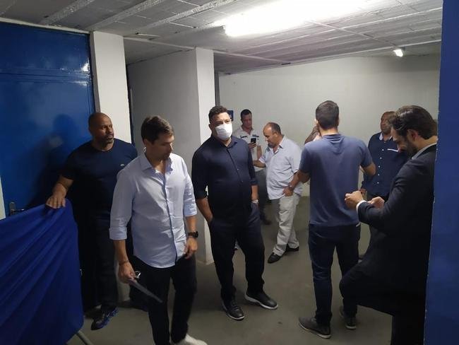 Ronaldo compareceu  votao da venda da SAF do Cruzeiro no Barro Preto e foi muito assediado por conselheiros do clube